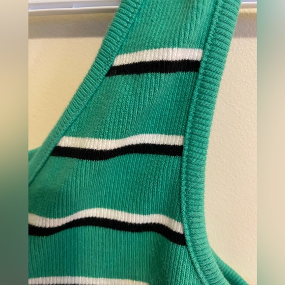 NWOT womens crop top. Size small. - Picture 4 of 4